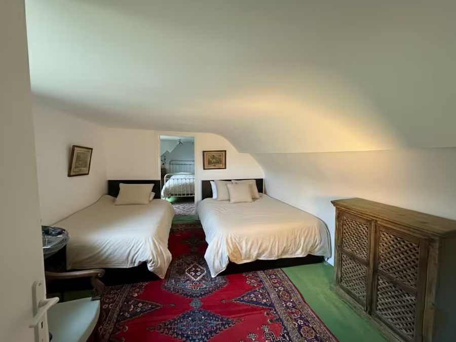 Chambre du gîte sous les combles avec deux lits