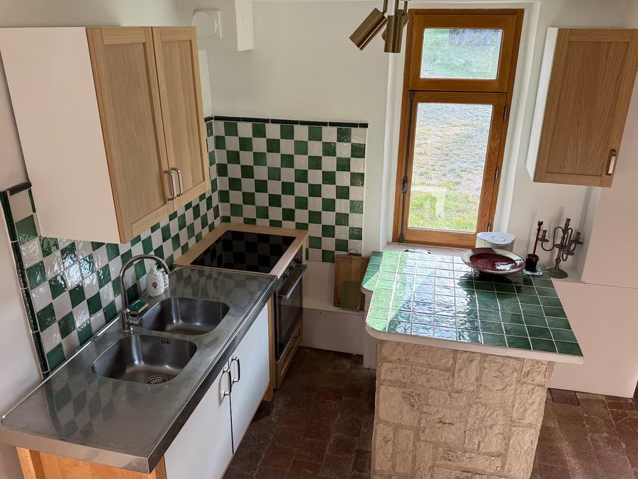 Cuisine équipée du gîte avec plan de travail en carrelage vert