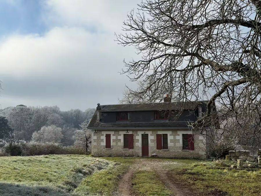 La maison et le chemin sous le givre en hiver