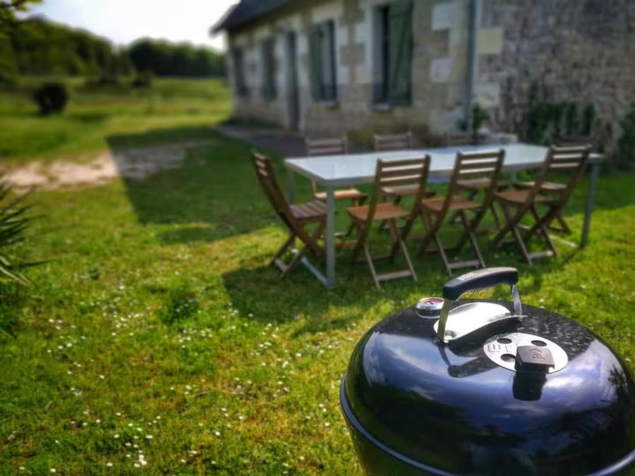 Table de jardin et barbecue devant le gîte