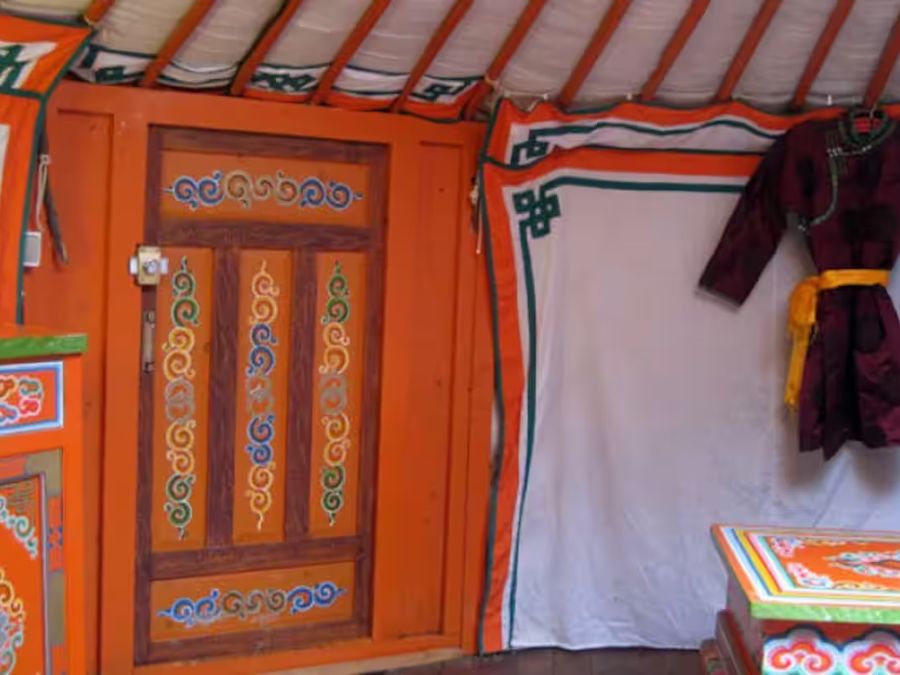 La porte peinte de la yourte vue de l'intérieur